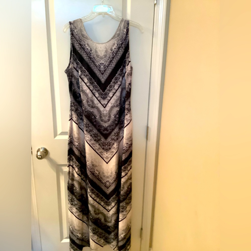 Maxi dress A-line from Indication, black & white lace print high in front Lg.